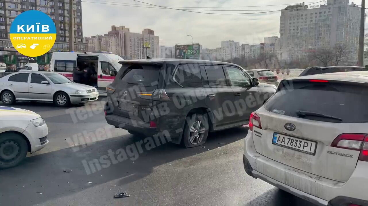 У Києві машина служби таксі протаранила Lexus та Tesla: водій помер за кермом. Фото і відео