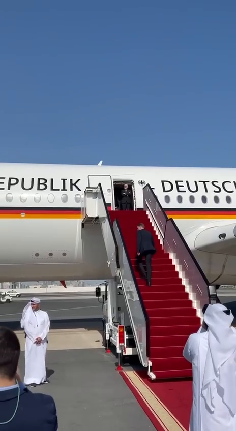 Продержали полчаса на трапе самолета: МИД Катара унизил президента Германии. Видео