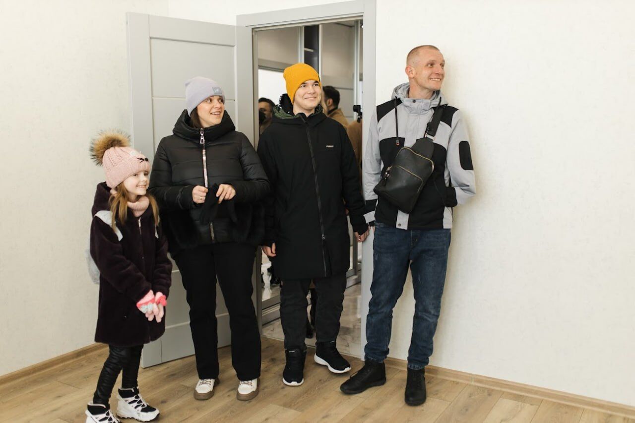 Защитник Мариуполя получил квартиру от "Сердца Азовстали": новоселье героя посетил Жадан