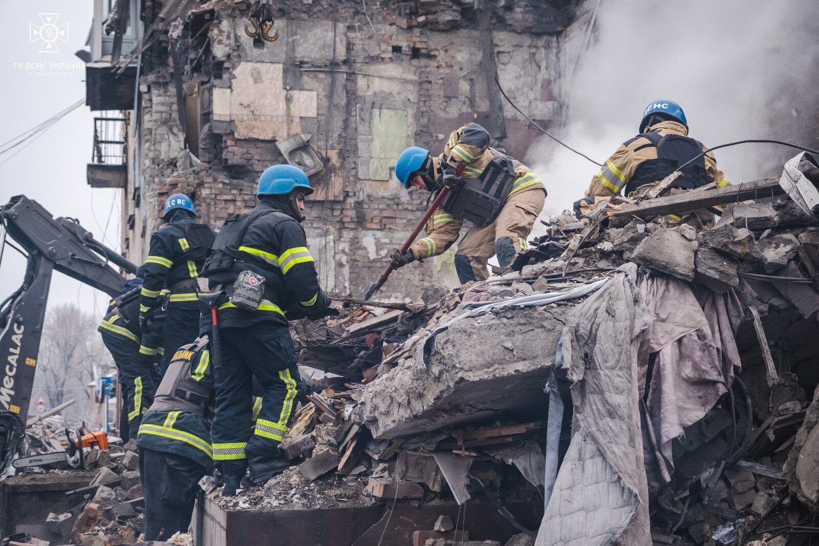 Окупанти вночі одночасно вдарили шістьма ракетами С-300 по одному району Донеччини: є жертви, постраждали діти. Відео