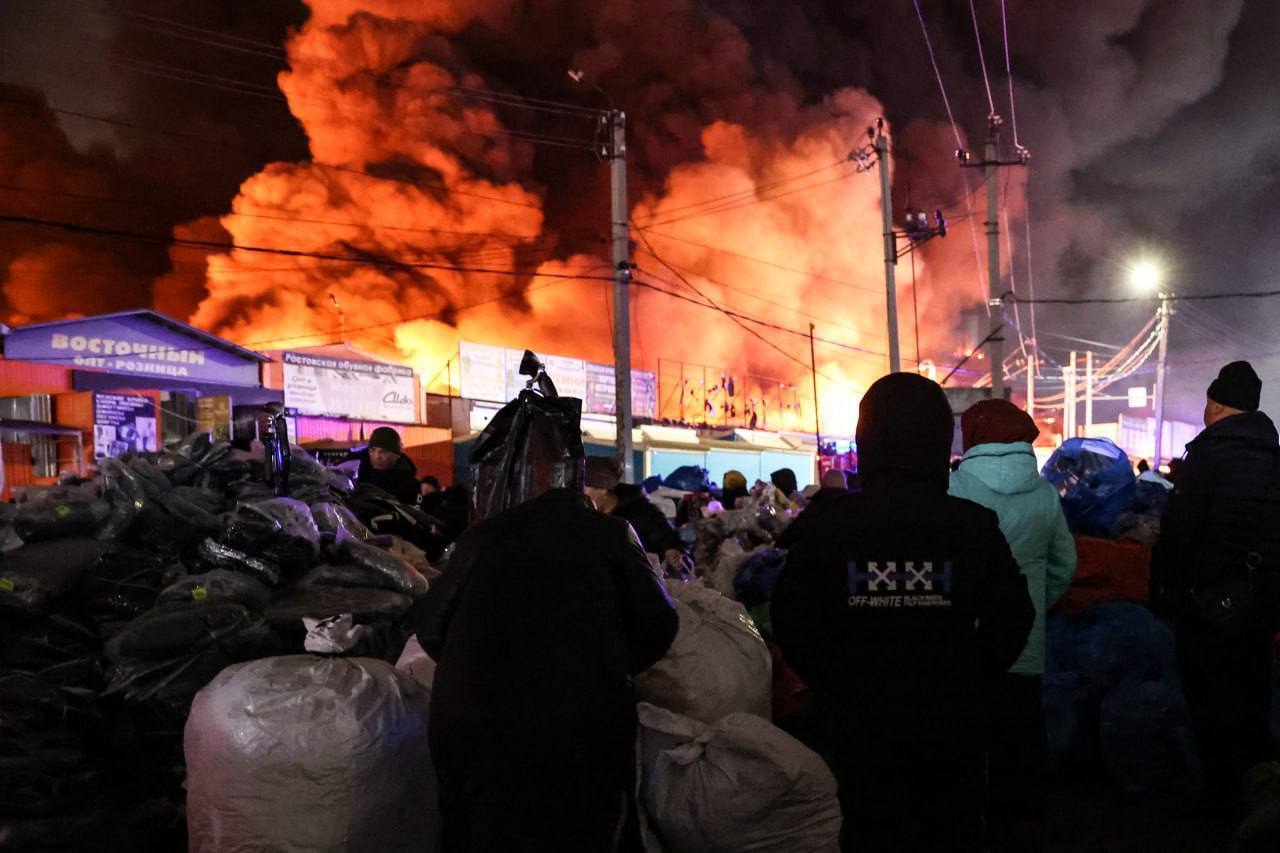 В Ростове-на-Дону горит рынок: площадь возгорания превышает 3000 квадратных метров. Видео