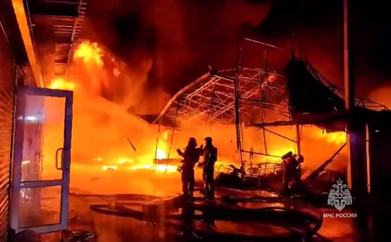 В Ростове-на-Дону горит рынок: площадь возгорания превышает 3000 квадратных метров. Видео