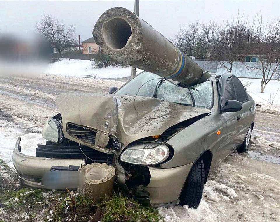 На Киевщине легковушка на скорости протаранила электроопору: столб упал на машину, есть пострадавшая. Фото
