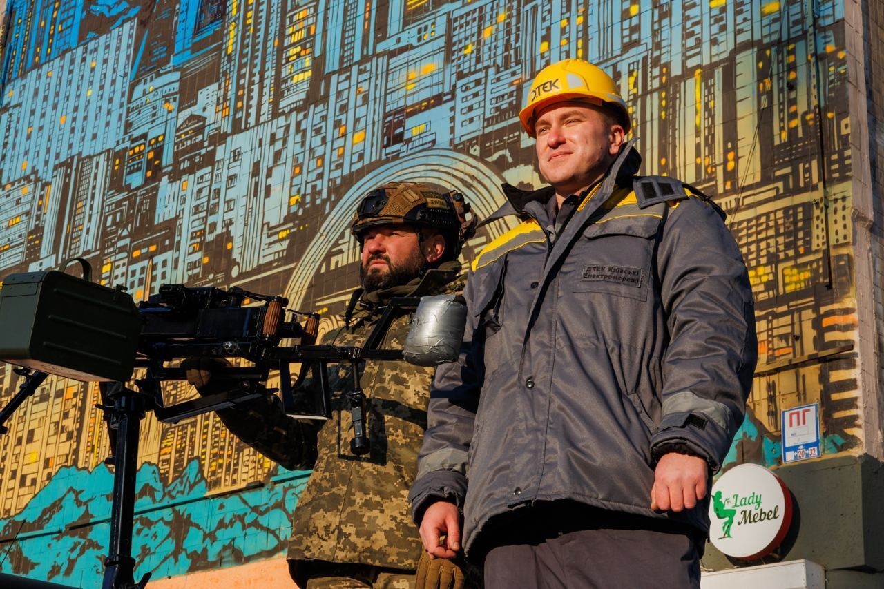 У Києві відкрили мурал "Захисники світла", який присвячений підрозділам ППО та енергетикам. Фото
