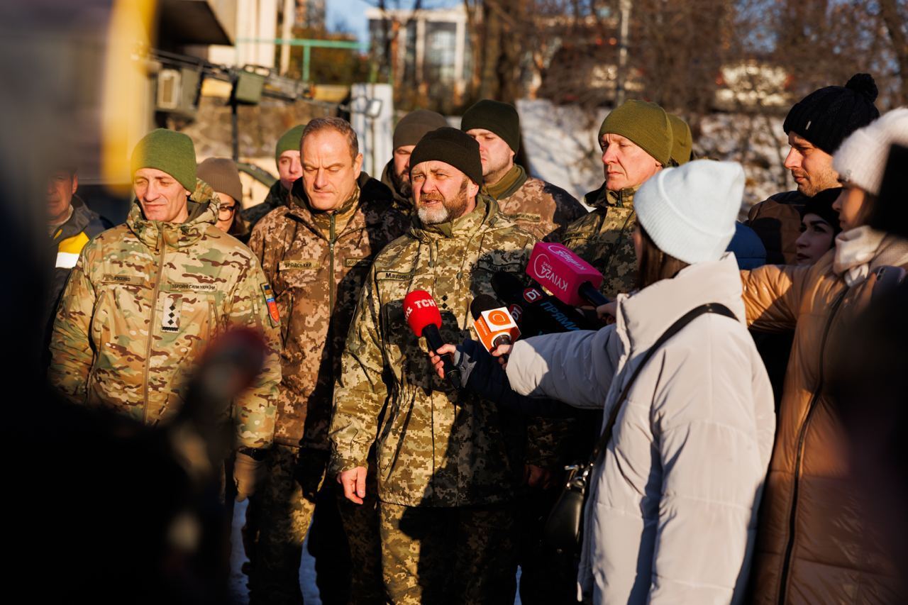 У Києві відкрили мурал "Захисники світла", який присвячений підрозділам ППО та енергетикам. Фото