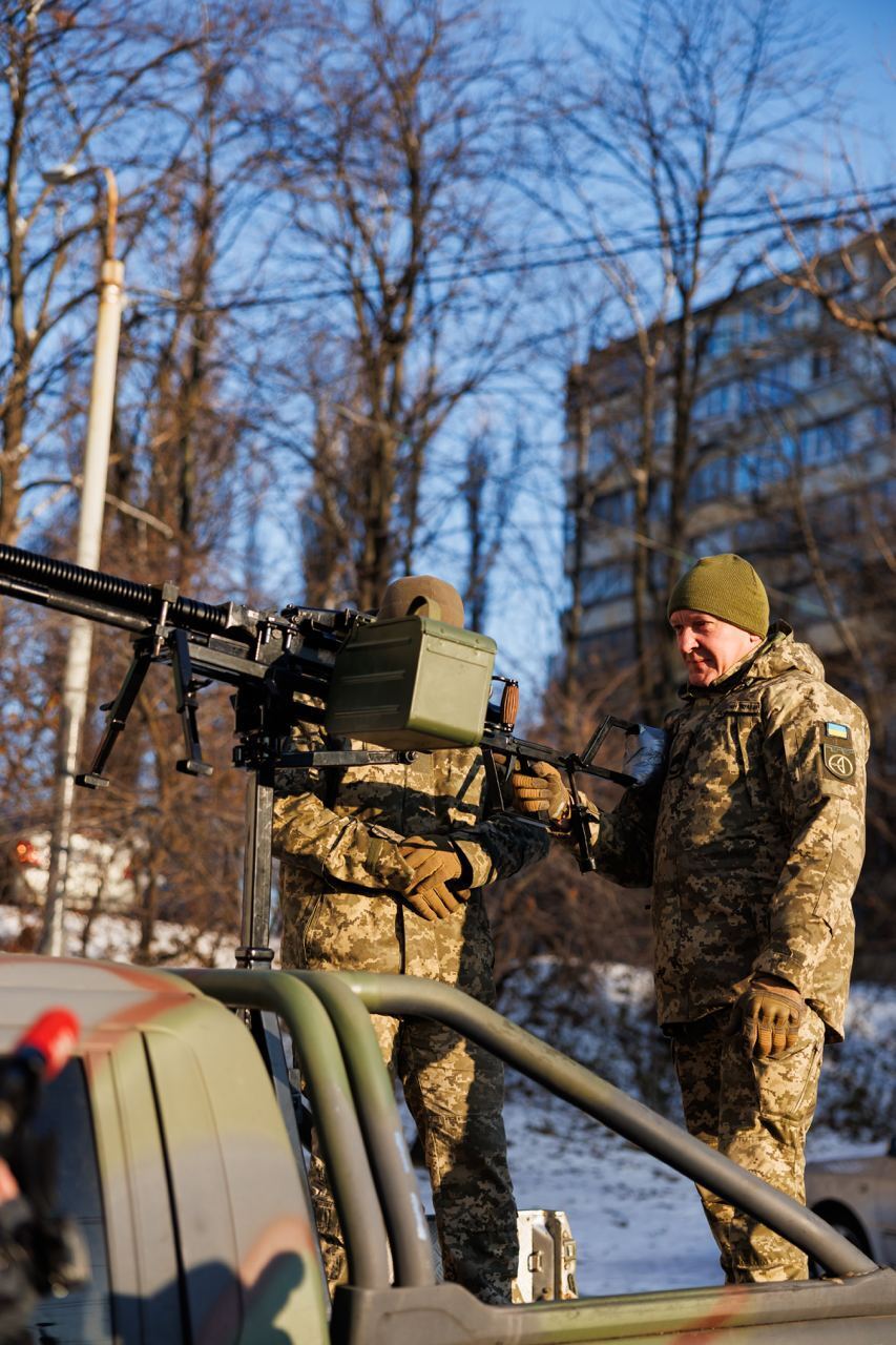 В Киеве открыли мурал "Защитники света", посвященный подразделениям ПВО и энергетикам. Фото