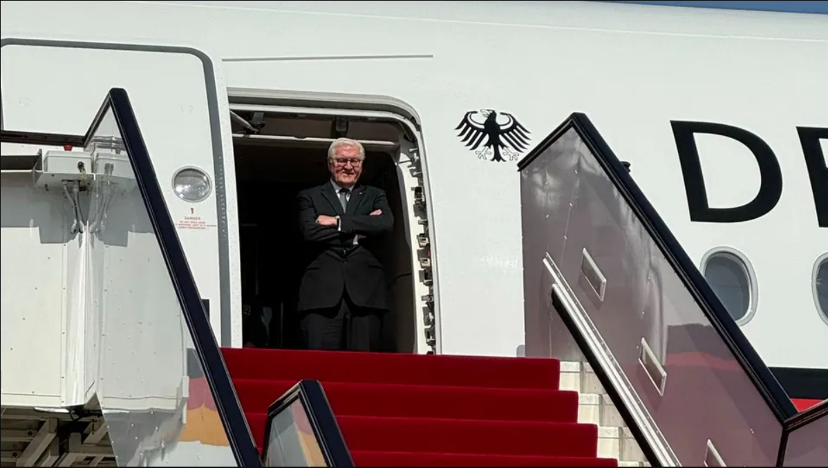 Продержали полчаса на трапе самолета: МИД Катара унизил президента Германии. Видео
