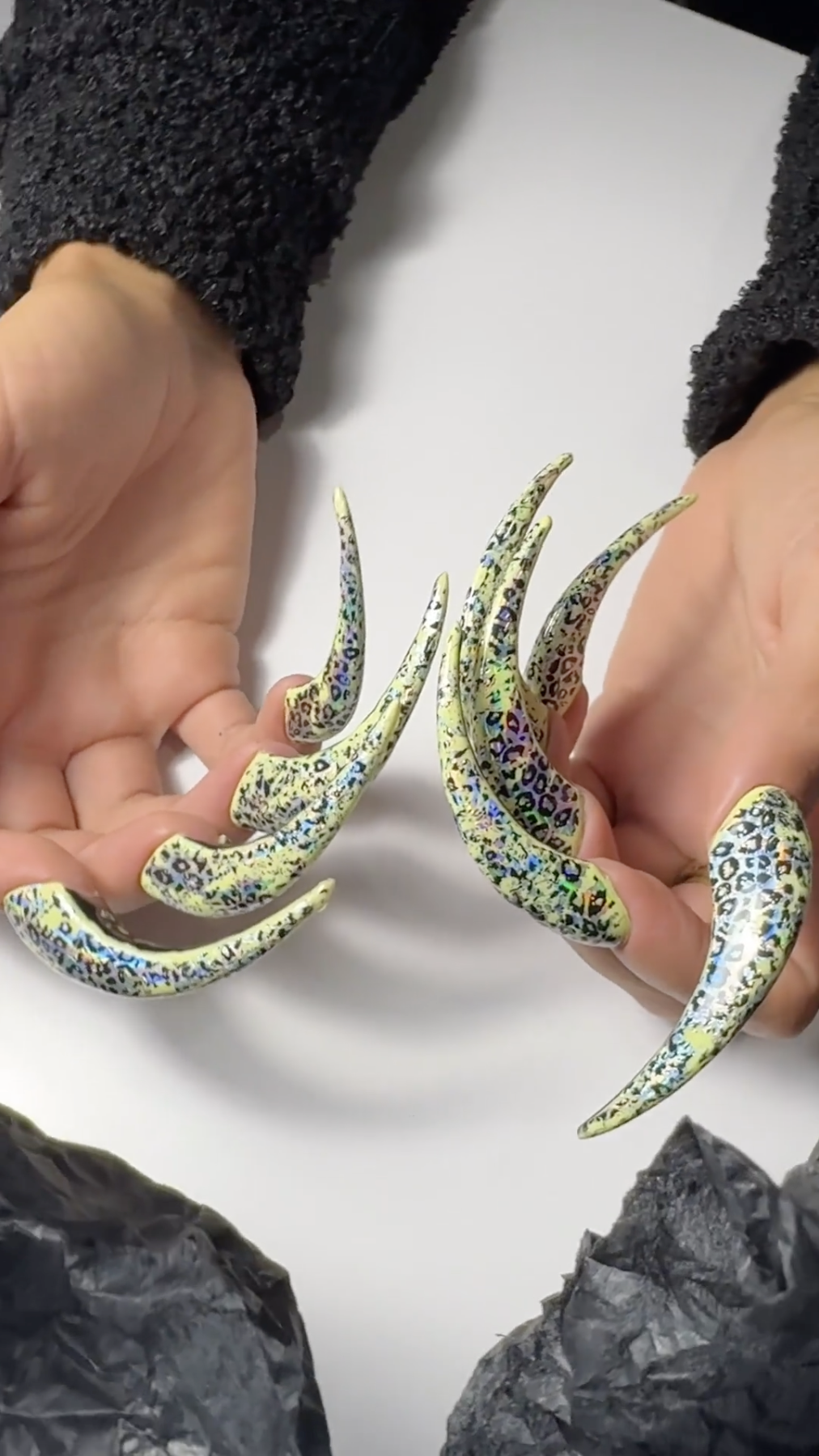 "Немов у звіра! Як ти миєшся?" Українка з найбільшими вилицями в світі налякала своїми кігтями