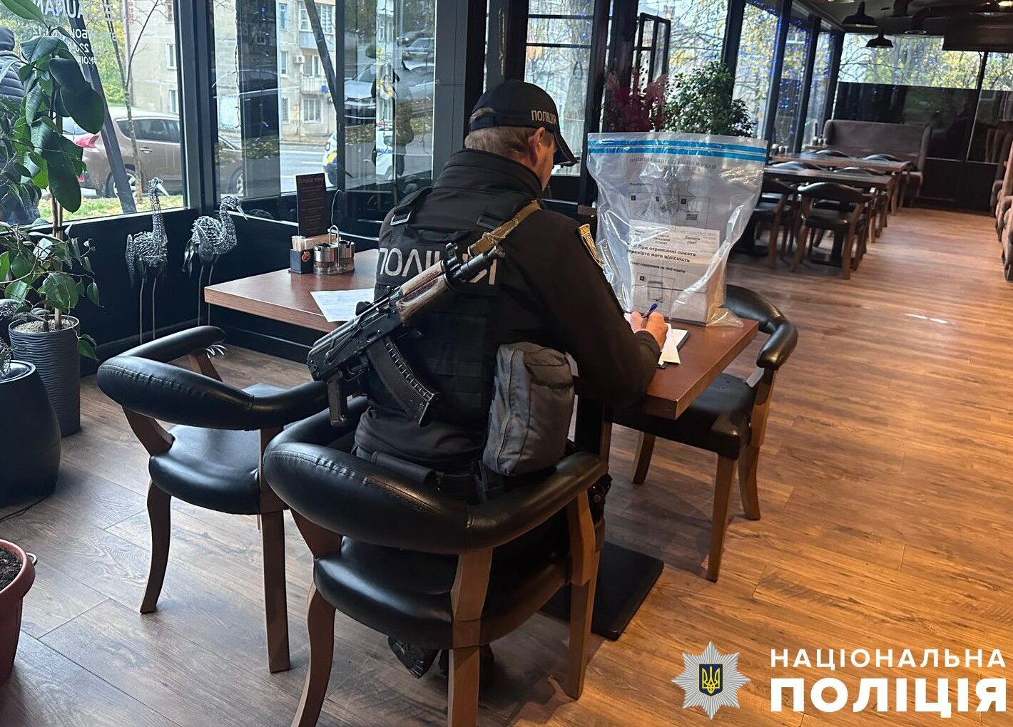 У Києві на Печерську чоловік влаштував стрілянину у готелі: правопорушника затримали, йому "світить" до 7 років тюрми. Фото