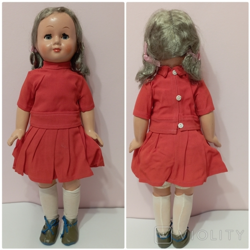 Одета кукла в красное платье с пуговицами на спине