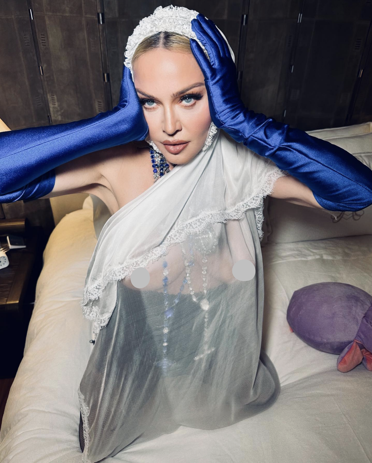 65-річна Мадонна засвітила груди в спокусливій фотосесії на ліжку: її назвали "іконою" 