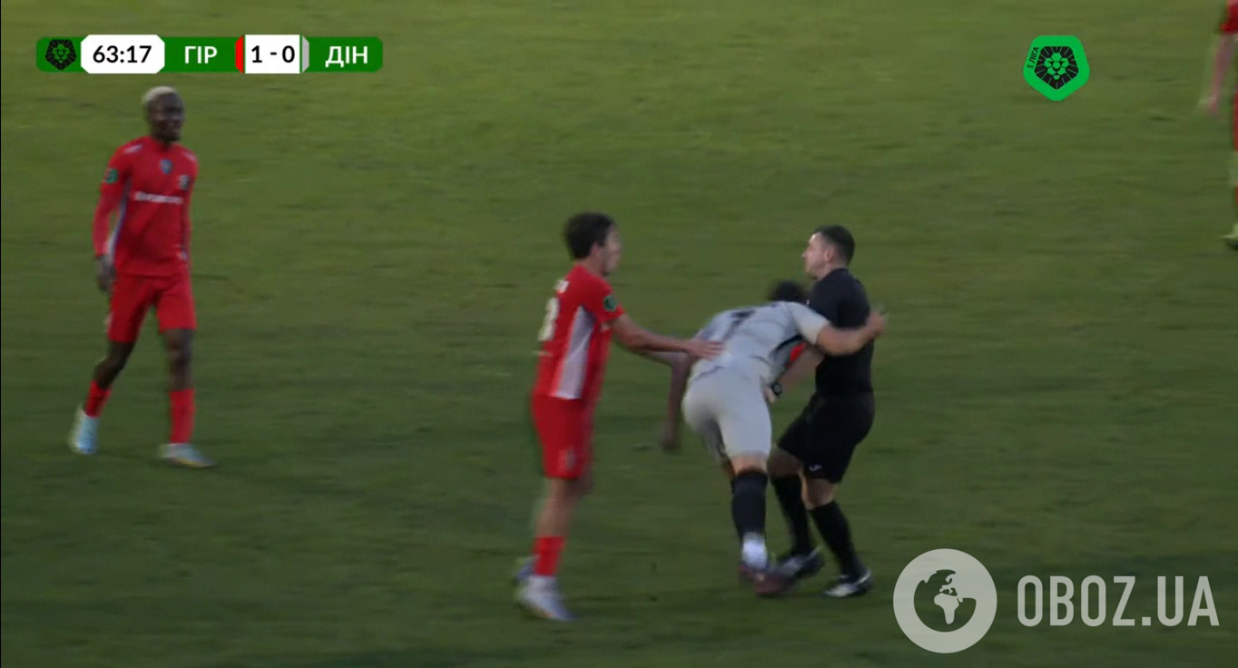 Украинский футболист-чемпион слетел с катушек в матче и напал на арбитра. Видео