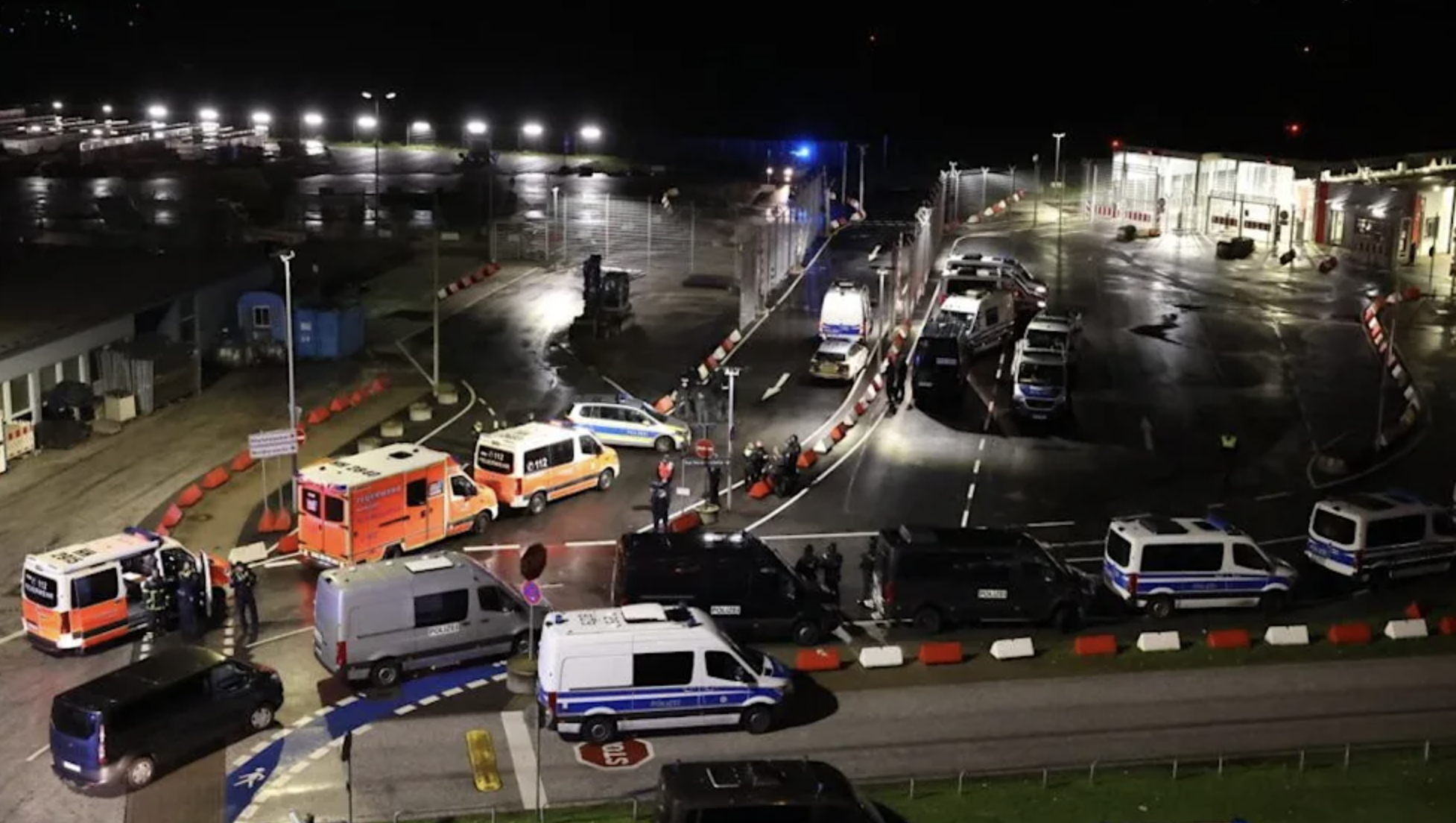 У Німеччині чоловік із дитиною в авто майже на 20 годин захопив аеропорт Гамбурга: що відбувалося. Відео