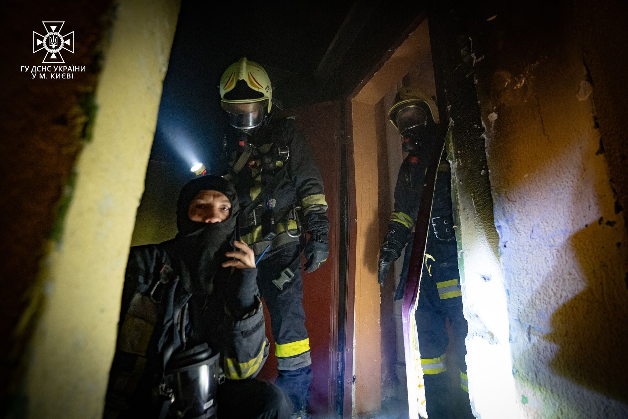У Києві на Оболоні сталась пожежа в багатоповерхівці: 7 осіб евакуювали, є загиблий. Фото і відео