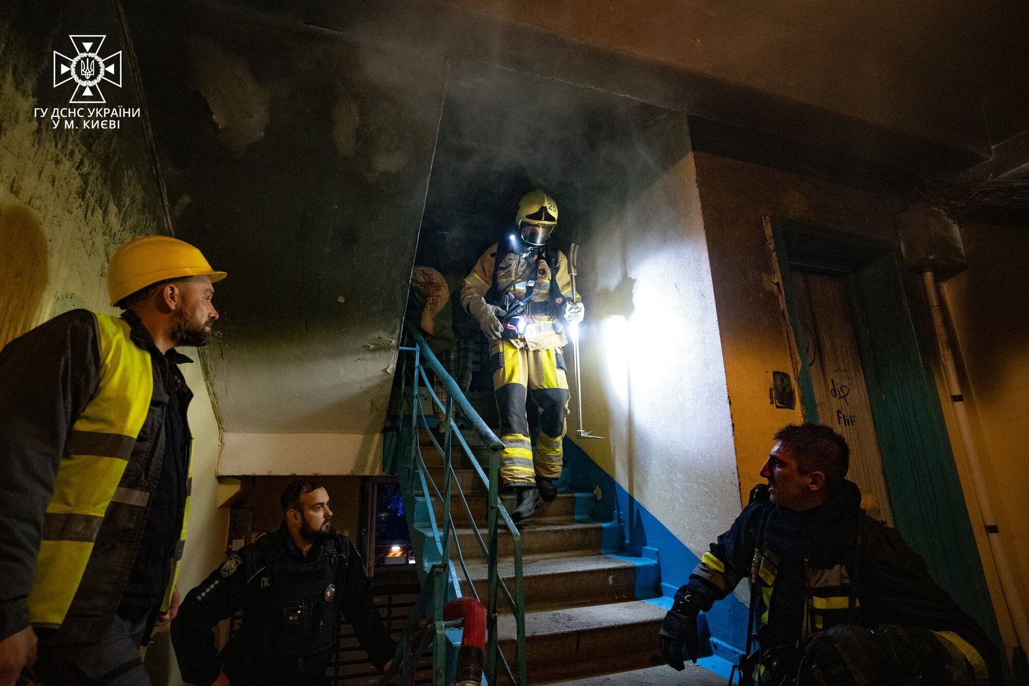 У Києві на Оболоні сталась пожежа в багатоповерхівці: 7 осіб евакуювали, є загиблий. Фото і відео