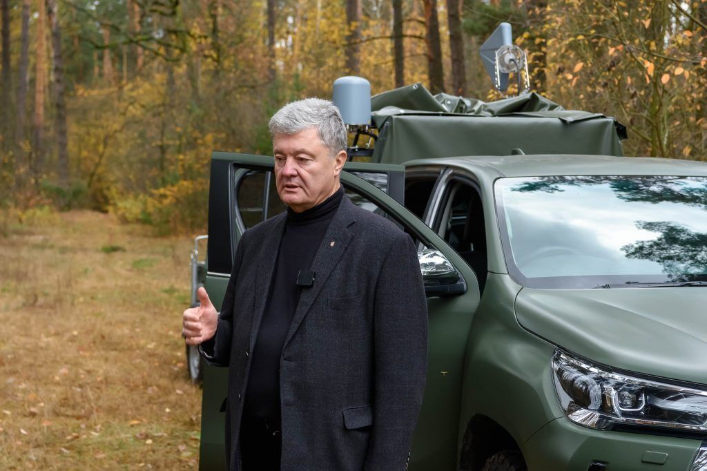 Заплющимо очі окупантам: Порошенко відправив на фронт перший мобільний РЕБ для боротьби з "Орланами"