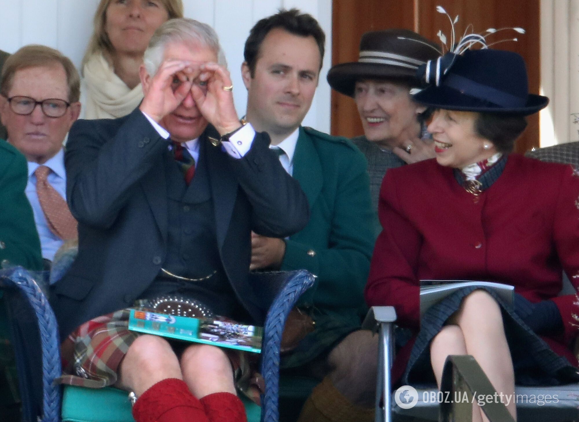 Принц Гаррі показує язик, а король Чарльз позує зі Шреком. 20 кумедних фото королівської сім’ї