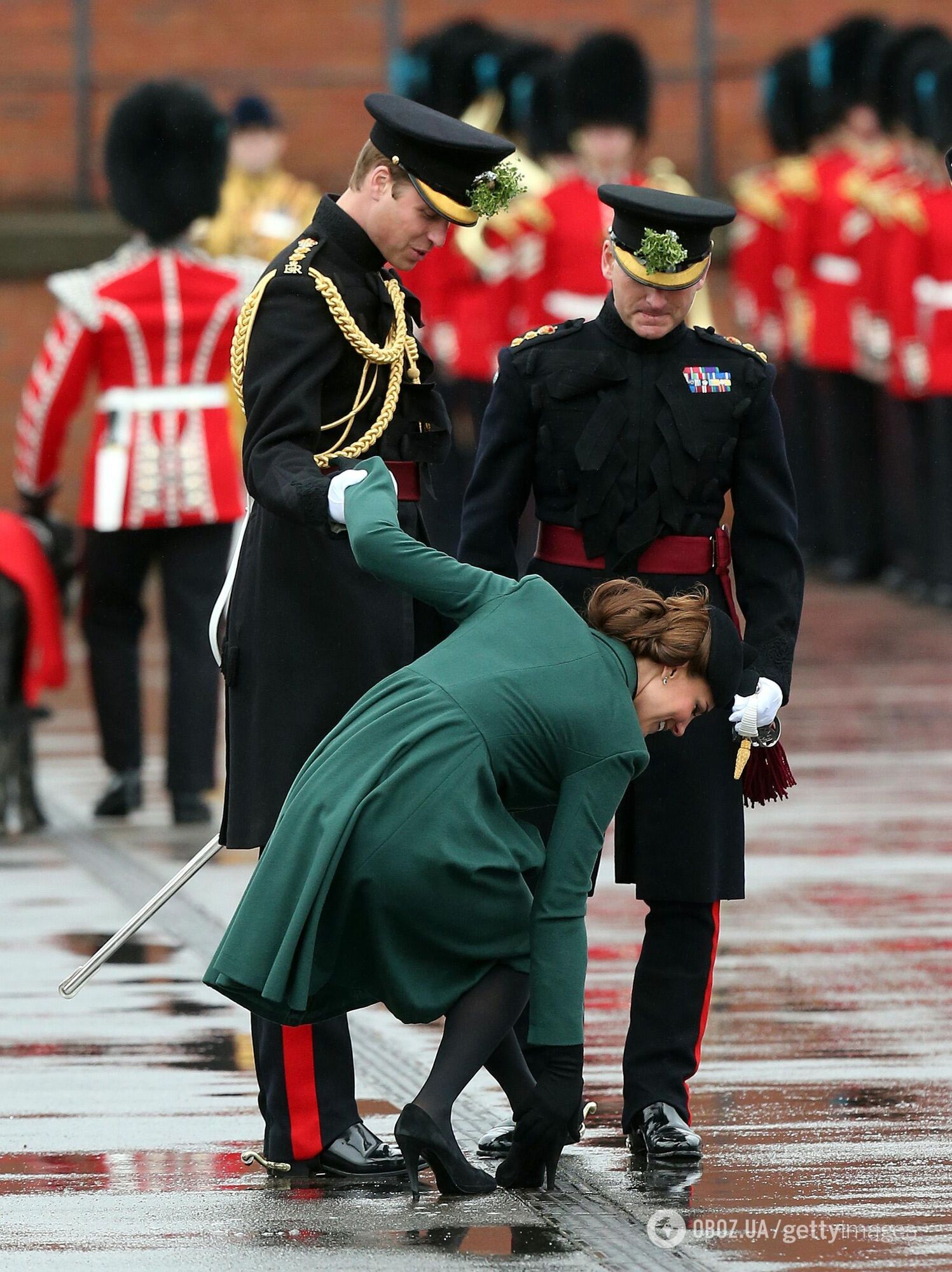Принц Гаррі показує язик, а король Чарльз позує зі Шреком. 20 кумедних фото королівської сім’ї