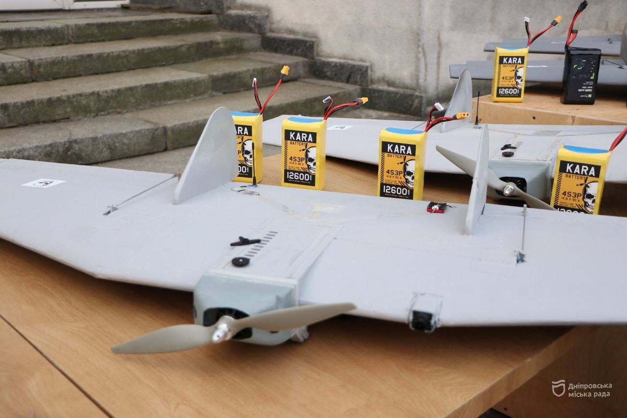 Днепр передал защитникам Украины новую партию дронов-камикадзе: способны достать врага на расстоянии 25-30 км
