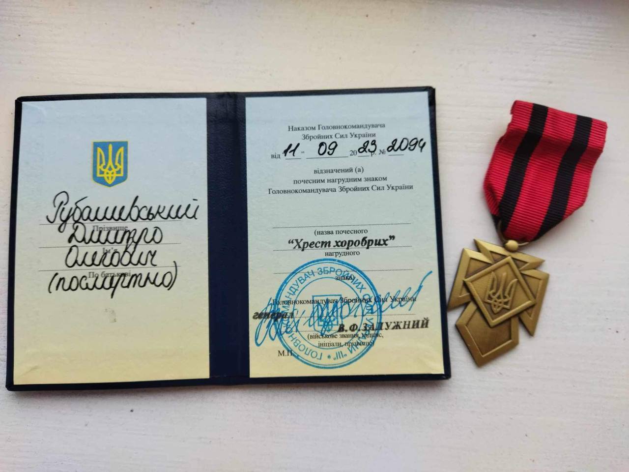 Маленька донька загиблого в Україні добровольця з Білорусі отримала "Хрест хоробрих" від Залужного. Фото