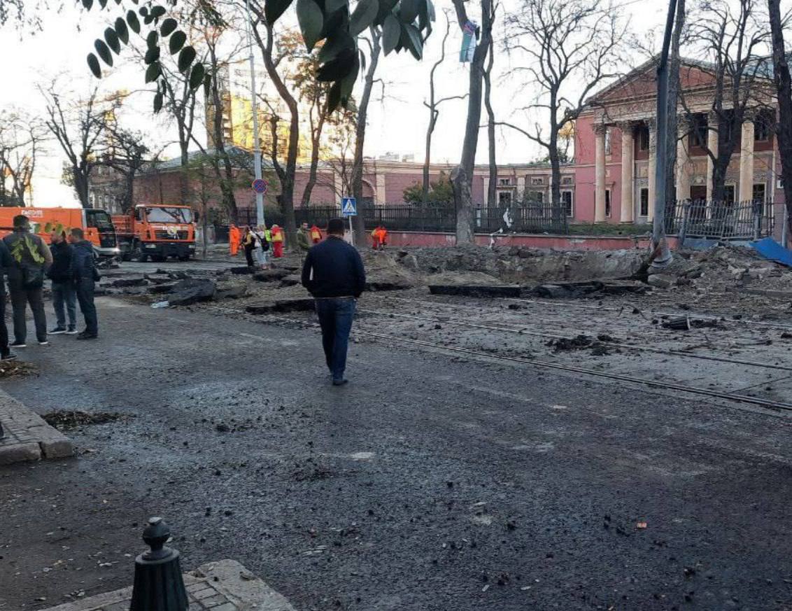 Окупанти атакували Одещину і Херсон, є прильоти по складах, пошкоджено музей. Фото, відео і всі подробиці