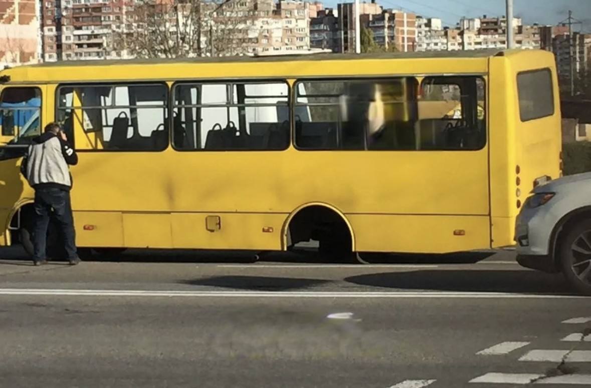 В Киеве на Троещине у маршрутки во время движения оторвалось колесо. Фото