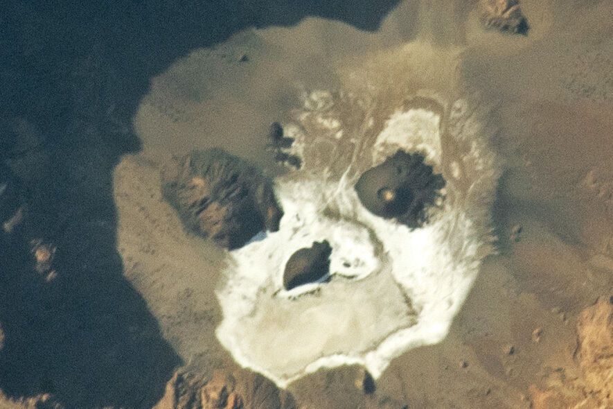 Призрачный череп в кальдере вулкана