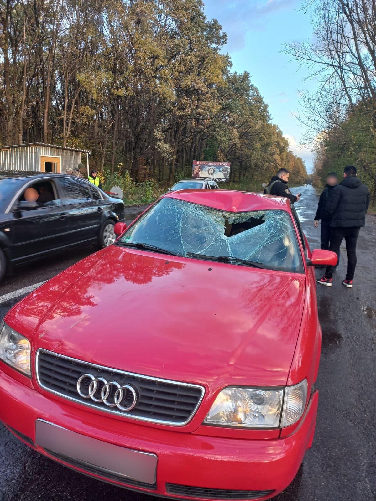 На Закарпатті автомобіль збив прикордонника на блокпості: водію загрожує 8 років ув'язнення. Фото