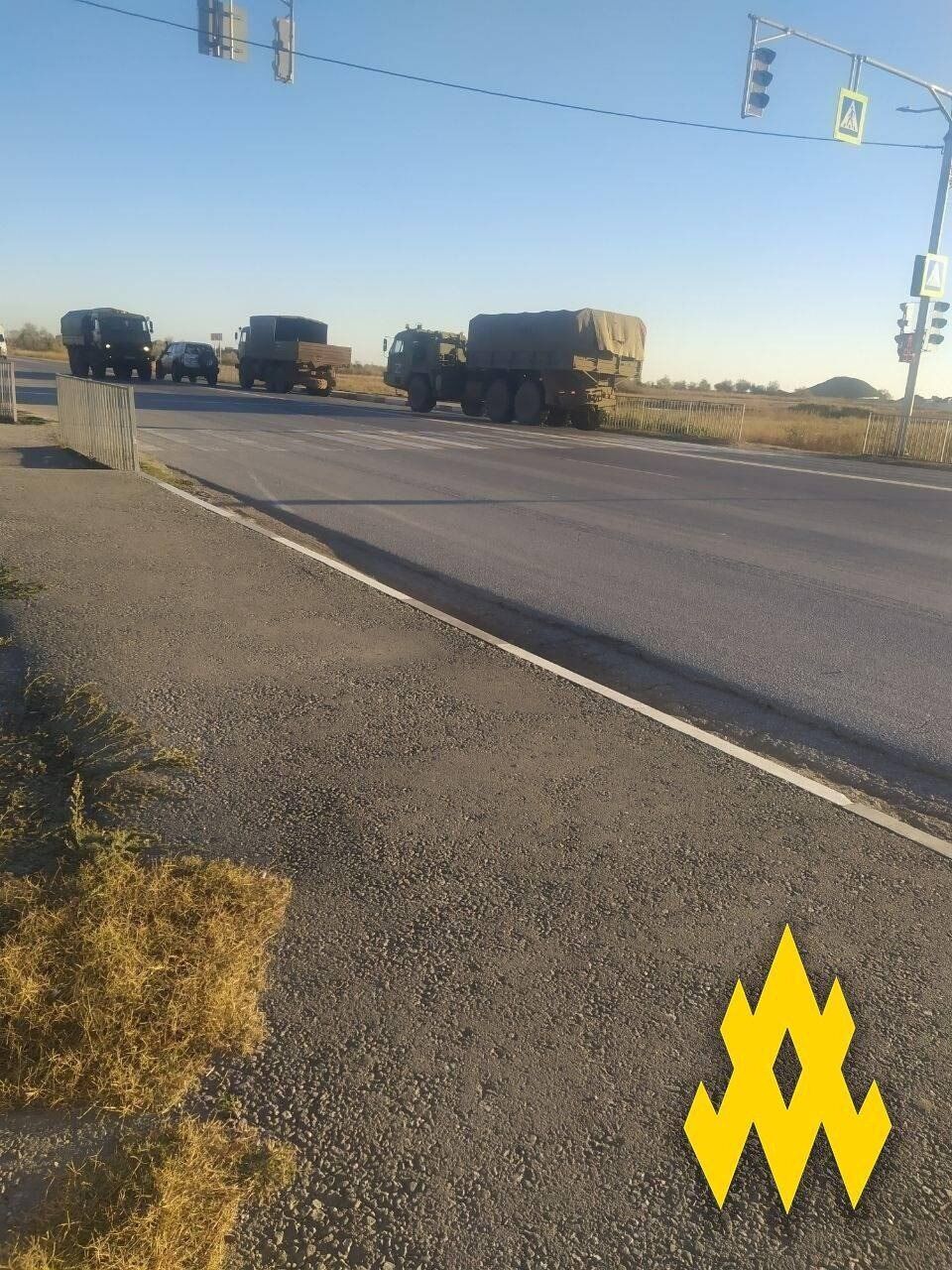 Пройшла колона вантажівок: Росія перекидає новобранців в окуповану Євпаторію – "Атеш" 