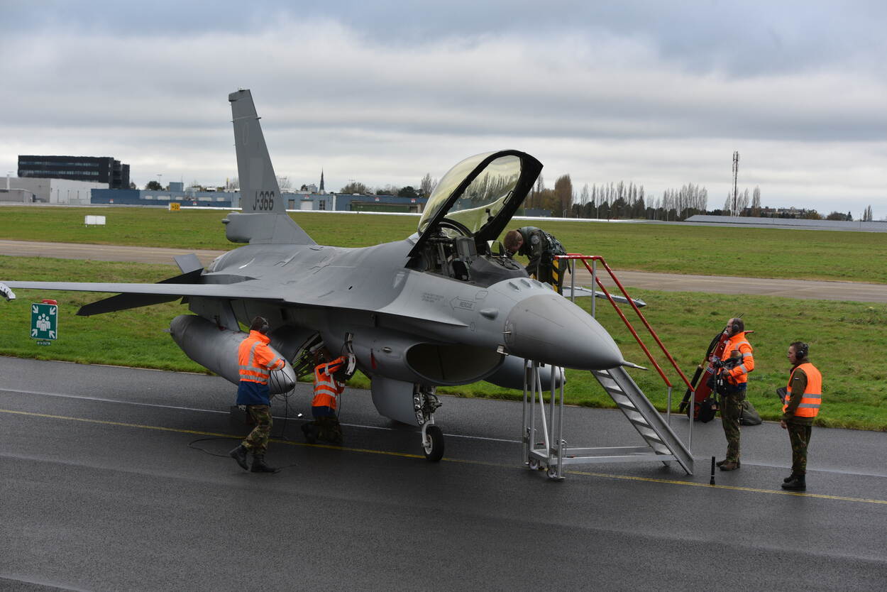 Нідерланди відправили перші п'ять F-16 до Румунії для навчання українських пілотів