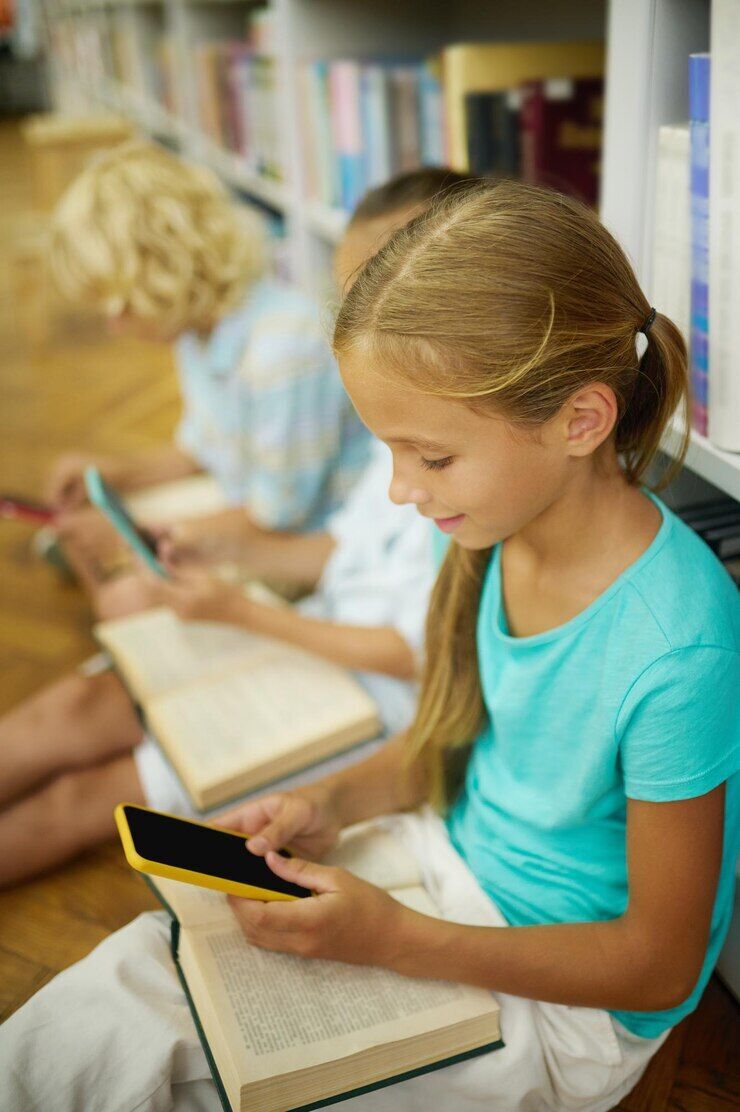 Нужно ли запрещать мобильные телефоны в школе: позиция образовательного омбудсмена и зарубежный опыт
