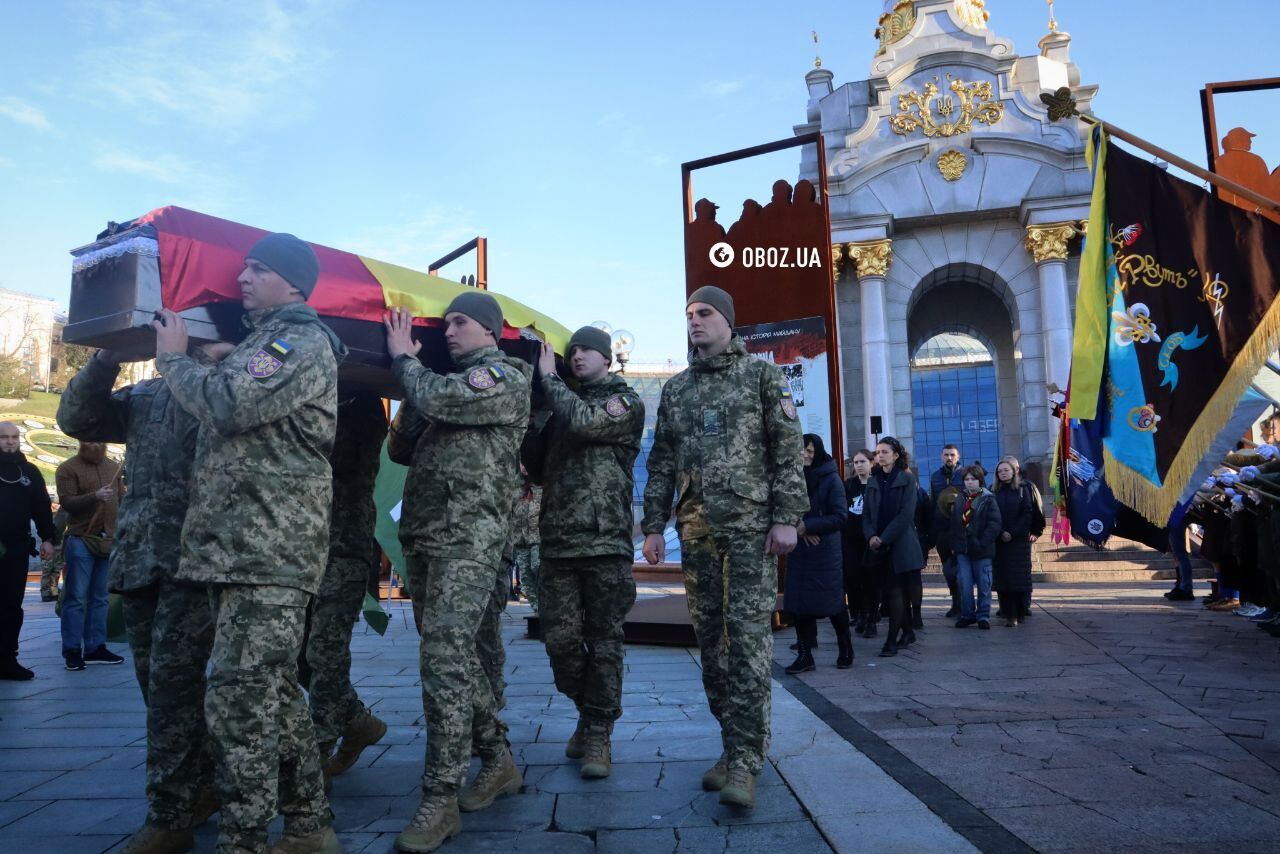 У центрі Києва попрощалися із українським воїном та журналістом Тарасом Давидюком. Фото і відео