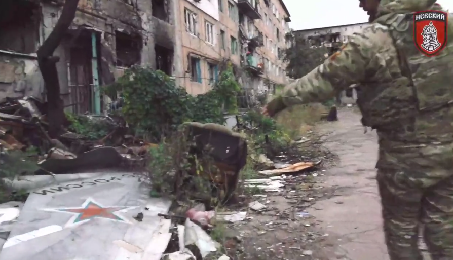 Окупант показав уламки збитого російського Су-24М, що впав на будинок у Соледарі. Відео