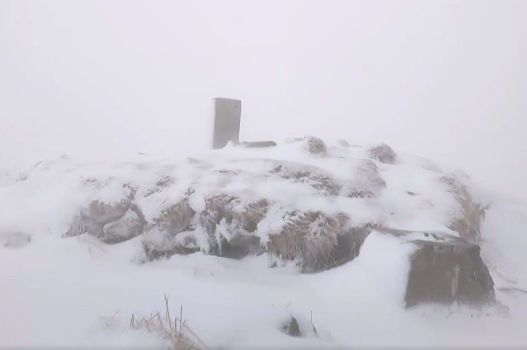 В Карпаты пришла зима: Поп Иван Черногорский замело снегом. Фото и видео