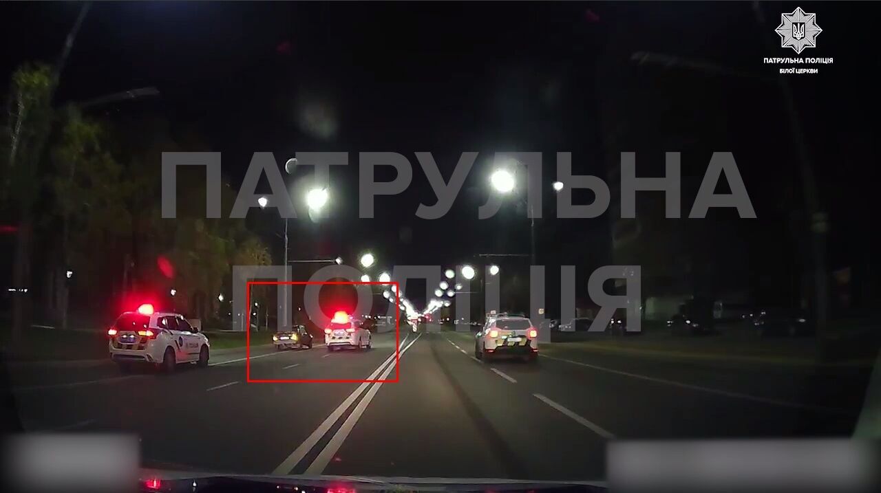 На Київщині п’яний водій не розрахувався на АЗС, а потім на викраденій машині протаранив поліцейське авто. Відео