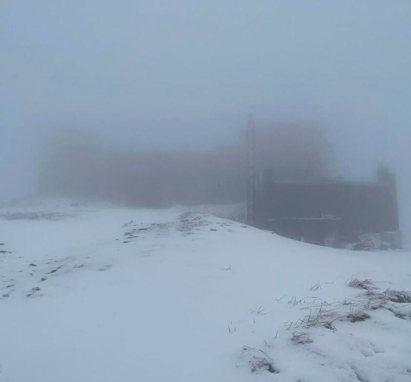 В Карпаты пришла зима: Поп Иван Черногорский замело снегом. Фото и видео