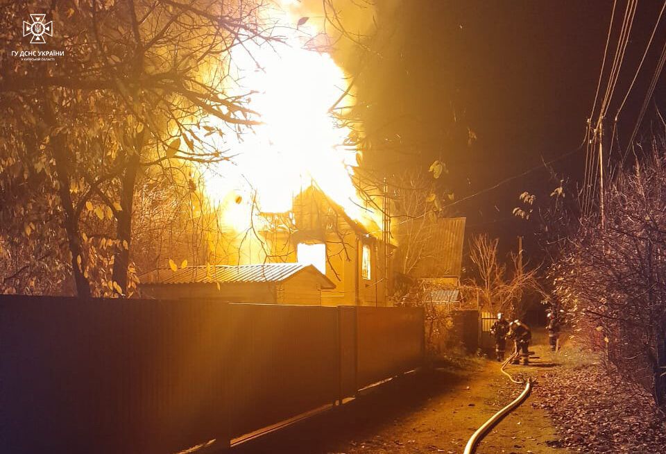 В Киевской области при тушении пожара в частном доме спасатели обнаружили тело пенсионера