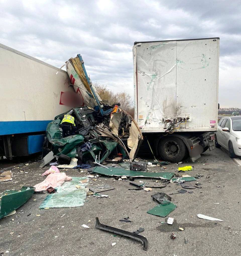 На Київщині зіткнулись дві вантажівки, є постраждала: подробиці ДТП. Фото