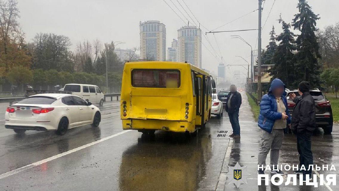У Києві на проспекті Берестейському зіткнулись дві маршрутки: постраждало сім осіб. Фото