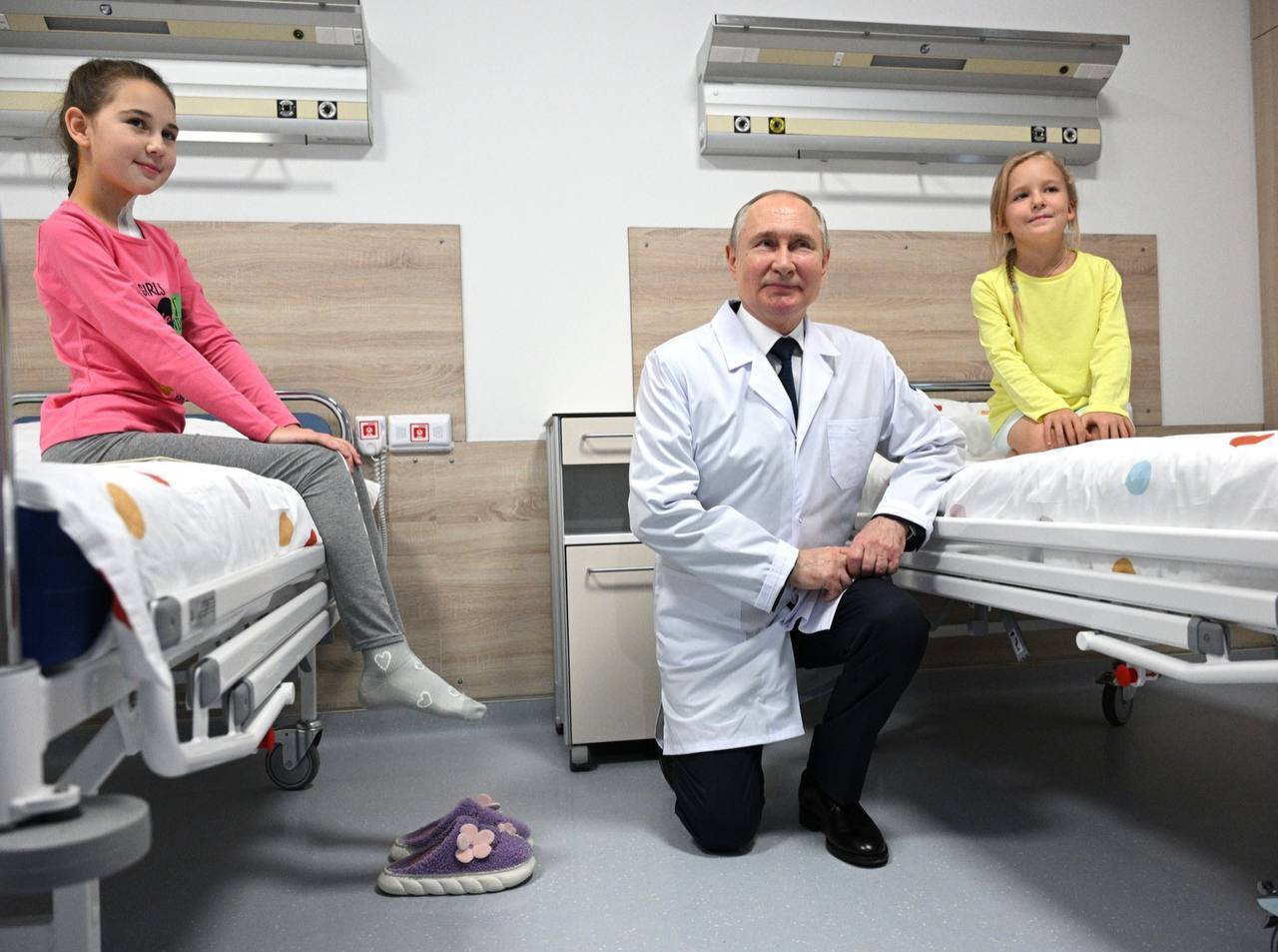 Став на коліно і подарував вертольотик: Путін влаштував "цирк" з дітьми в медцентрі і був висміяний у мережі. Відео
