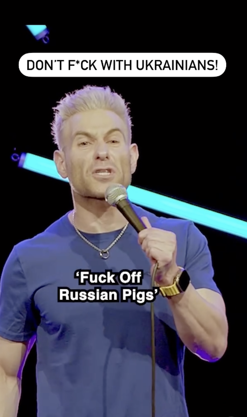 "Не занимайте украинцев!" Комик Саймон Бродкин грубо высмеял оккупантов и восхитился военной ВСУ. Видео