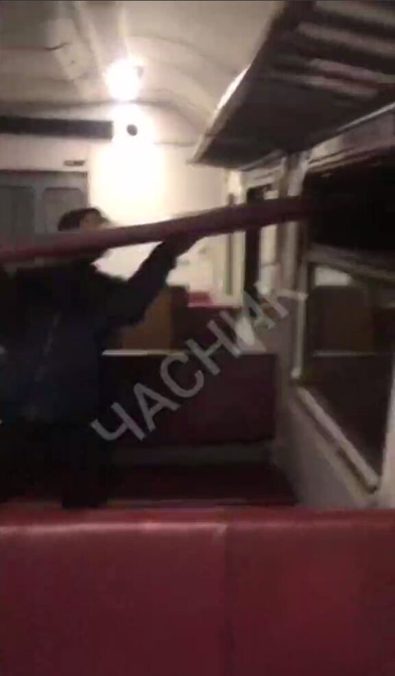 Виламували сидіння та вікна: на Київщині встановили особи підлітків, які пошкодили вагон приміського потяга. Відео