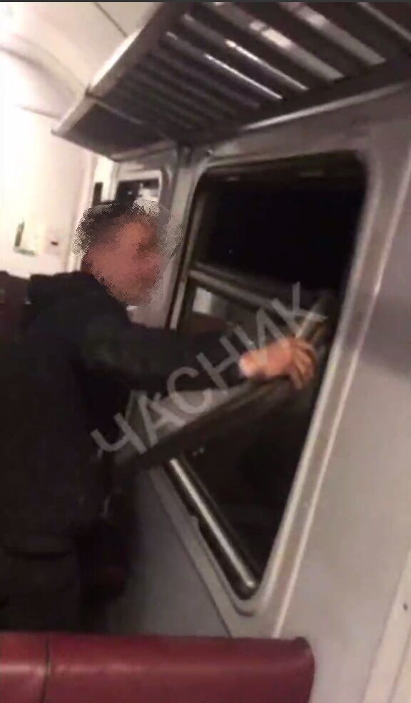 Выламывали сиденья и окна: на Киевщине установили личности подростков, которые повредили вагон пригородного поезда. Видео