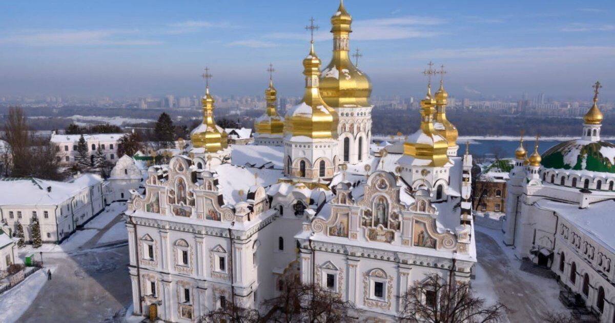 У містах відкривають ялинки, у садках та школах готують подарунки: як в Україні збираються святкувати Святого Миколая за новим стилем