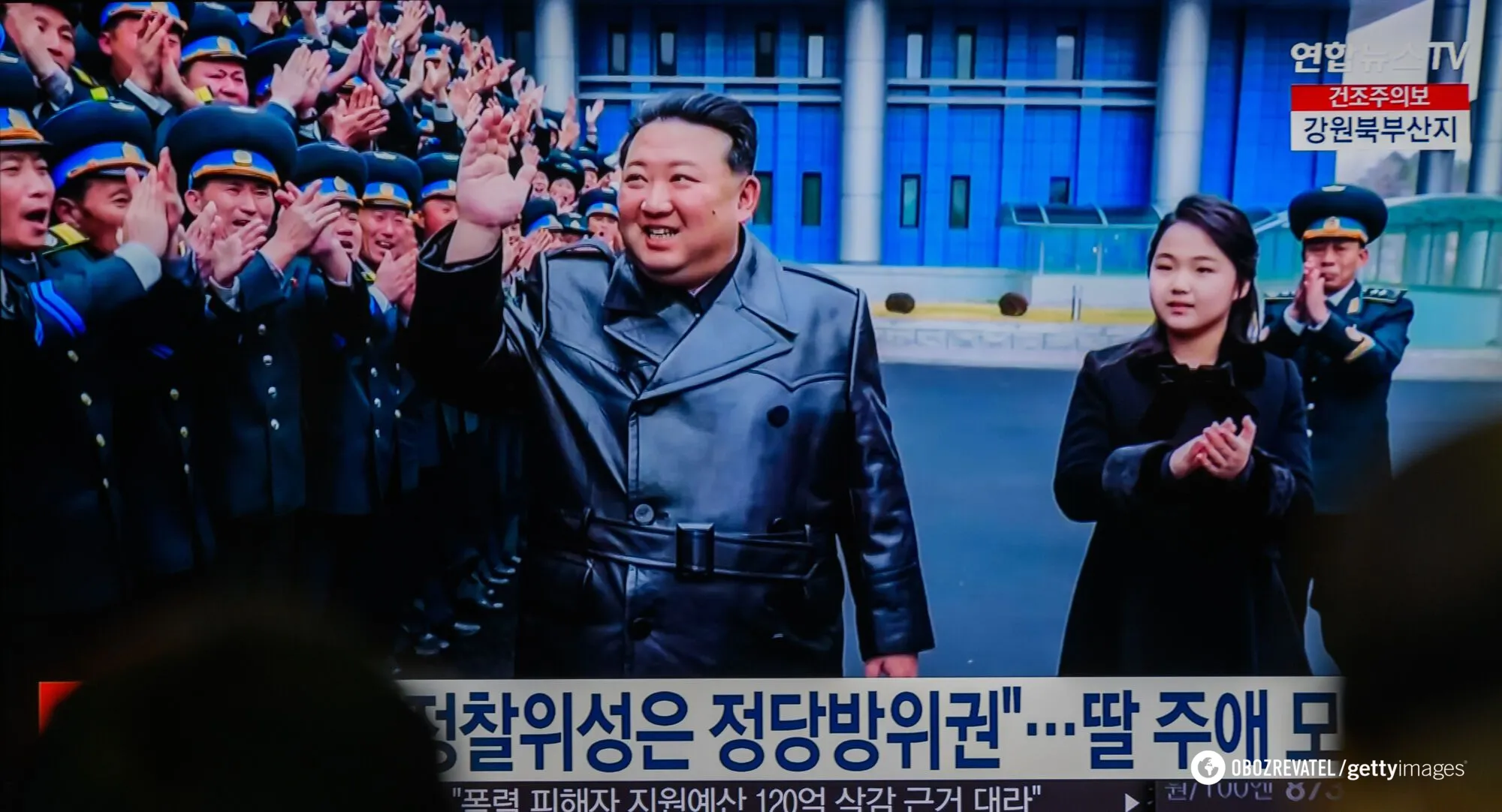 10-летняя дочь Ким Чен Ына снова вышла с папой на публику: лидер КНДР в кожаном плаще держал ее за руку