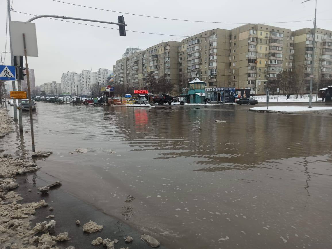 В Киеве прорвало трубу на строительстве и упал кран: улицу затопило, движение авто перекрыли. Фото и видео
