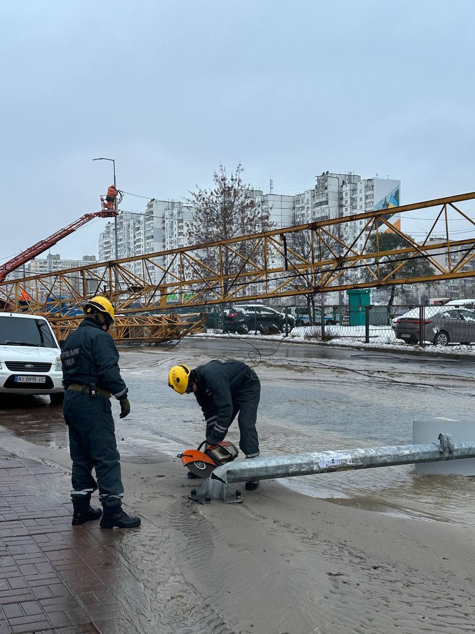В Киеве прорвало трубу на строительстве и упал кран: улицу затопило, движение авто перекрыли. Фото и видео