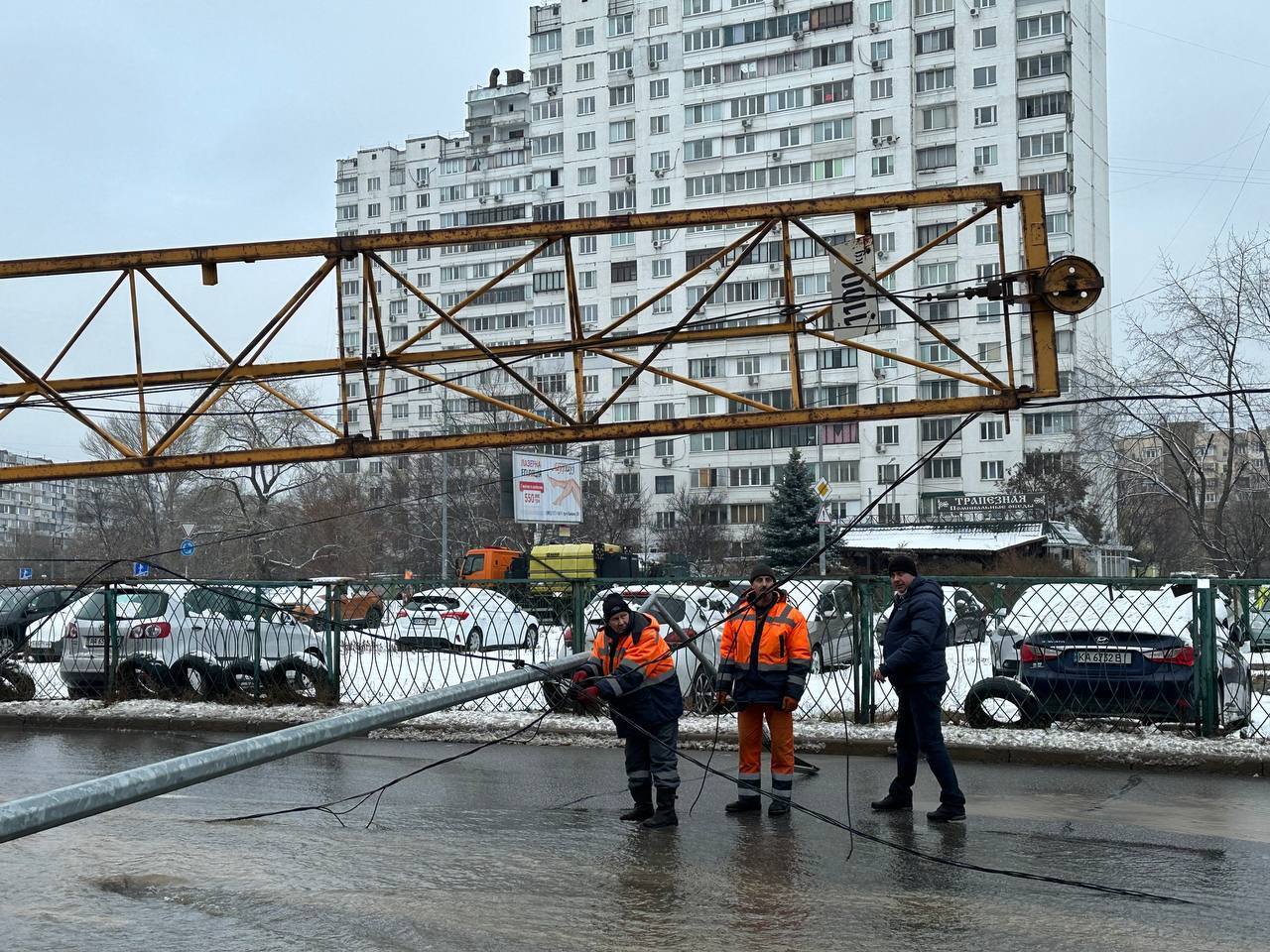 У Києві прорвало трубу на будівництві та впав кран: вулицю затопило, рух авто перекрили. Фото і відео