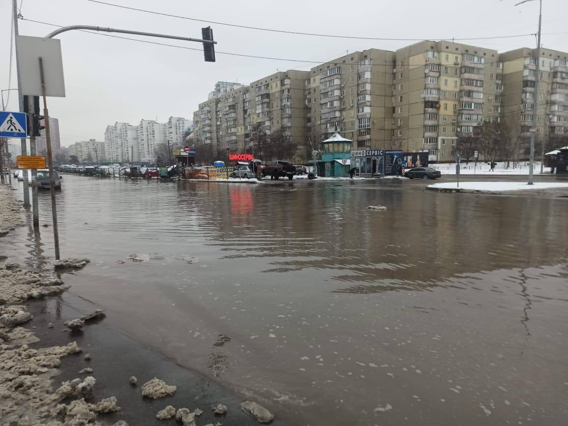 У Києві прорвало трубу на будівництві та впав кран: вулицю затопило, рух авто перекрили. Фото і відео dqdiqhiqqeiuuant