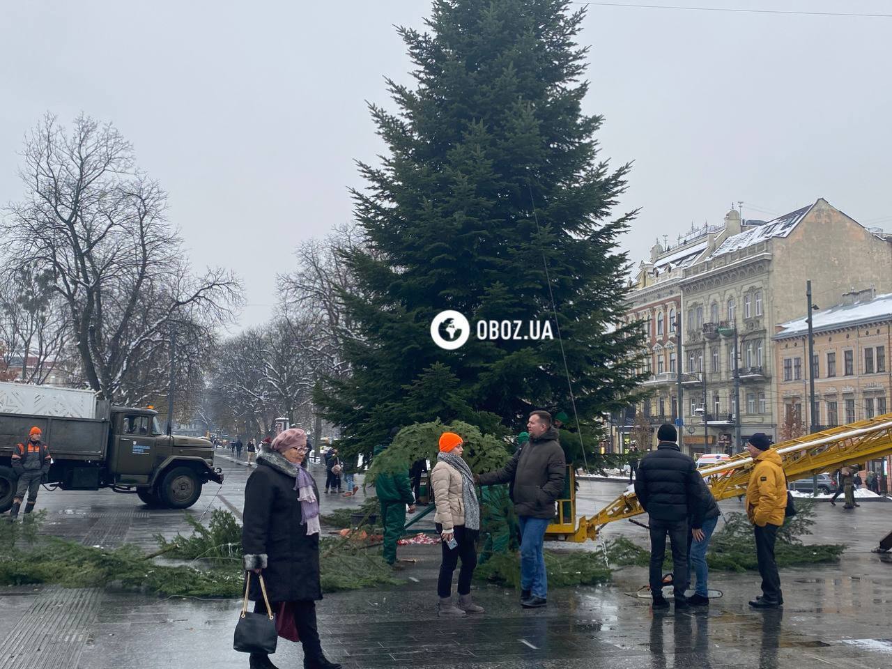 У Львові встановили новорічну ялинку: місто активно готується до Різдва. Фоторепортаж